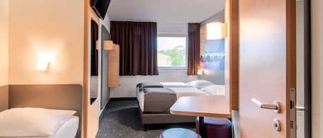 Desk, soundproofing, free WiFi, bed sheets