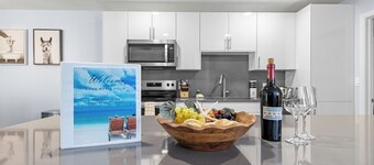 Luxury Living, private heated pool, Minutes from Anna Maria Island