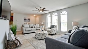 Smart-TV, Tischfußball, Tischtennisplatte, Bücher