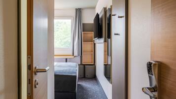 Escritorio, insonorización, wifi gratis y ropa de cama