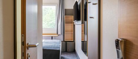 Escritorio, sistema de insonorización, wifi gratis y ropa de cama