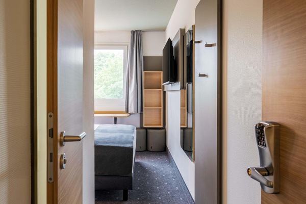 Desk, soundproofing, free WiFi, bed sheets