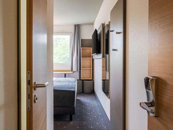 書桌、隔音、免費無線上網、床單