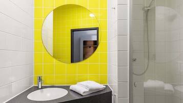 Douche, sèche-cheveux, savon, shampoing