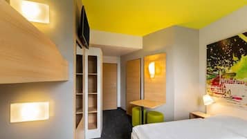 Quadruple Room | Hypo-allergenic bedding available, desk, soundproofing, WiFi (free)