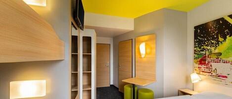 Quadruple Room | Hypo-allergenic bedding available, desk, soundproofing, WiFi (free)