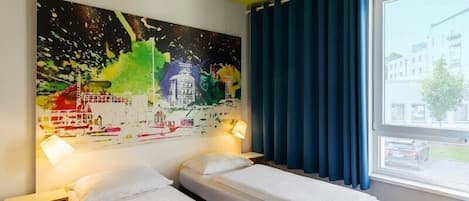 Hypo-allergenic bedding available, desk, soundproofing, WiFi (free)
