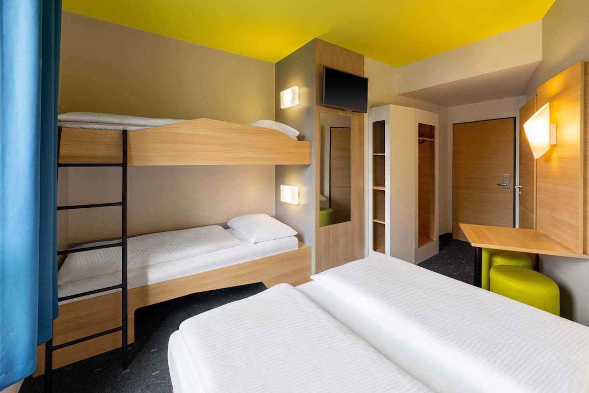 Neljän hengen huone | Allergiatestatut vuodevaatteet, työpöytä, äänieristys, ilmainen Wi-Fi