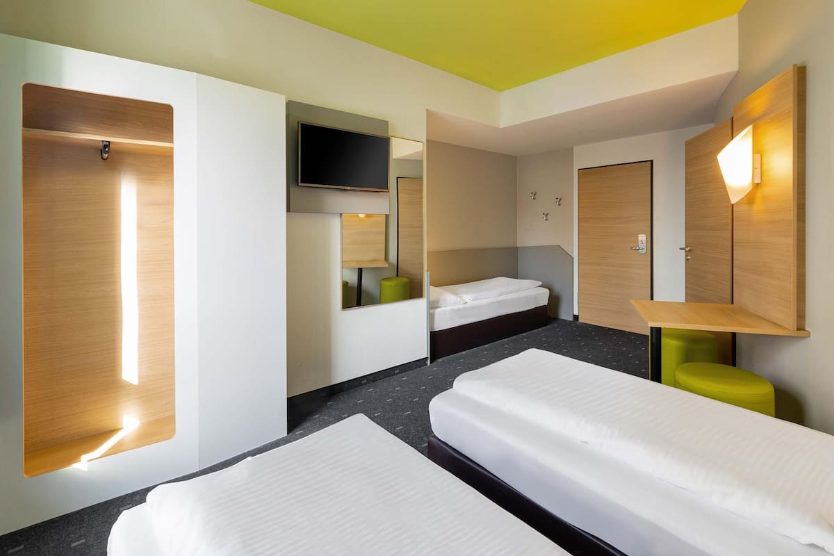 Kolmen hengen huone | Allergiatestatut vuodevaatteet, työpöytä, äänieristys, ilmainen Wi-Fi