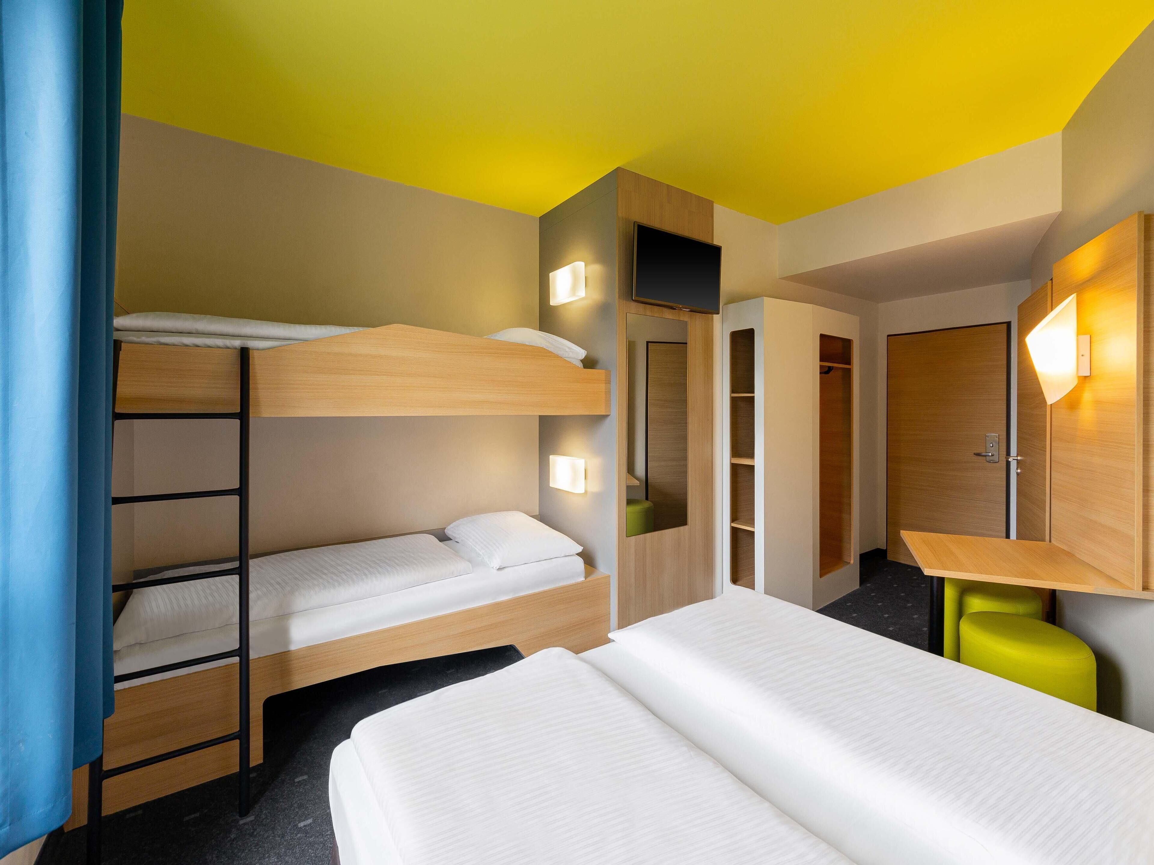 Quadruple Room | Hypo-allergenic bedding, desk, soundproofing, free WiFi