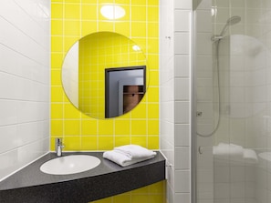 Douche, sèche-cheveux, savon, shampoing