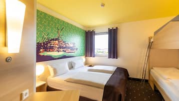 Quadruple Room | Desk, soundproofing, free WiFi, bed sheets