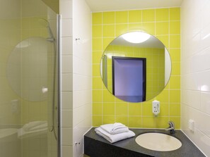 Een douche, een haardroger, handdoeken