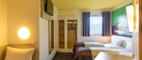 Meja kerja, kedap suara, Wi-Fi gratis, dan seprai linen