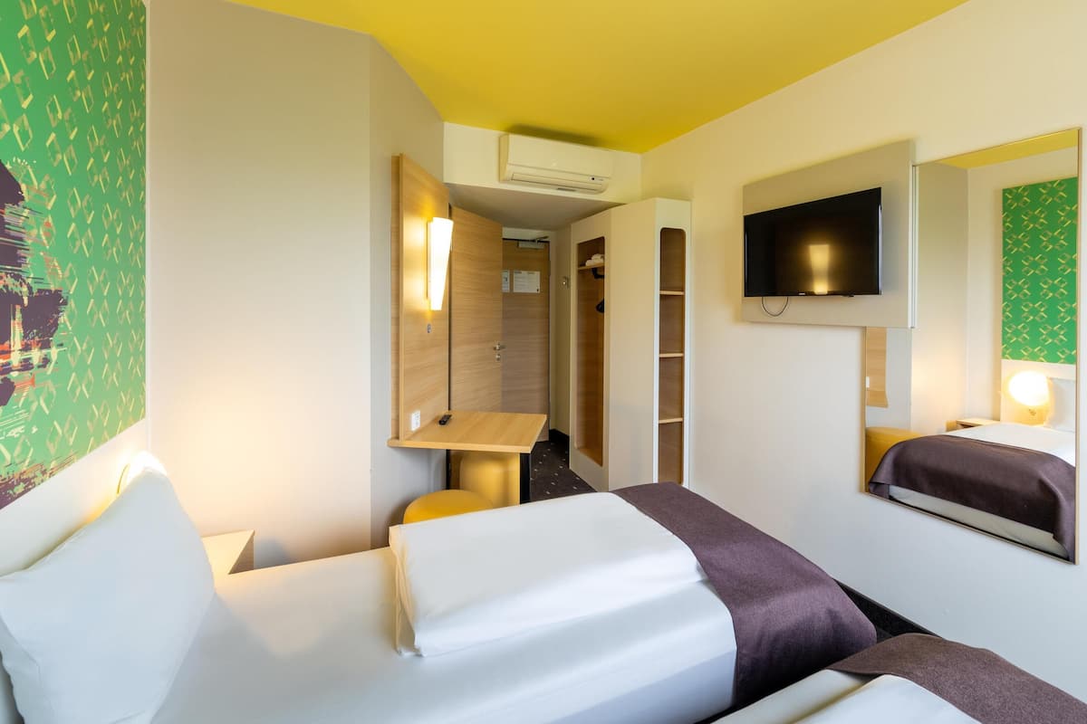 Double Room | Desk, soundproofing, free WiFi, bed sheets