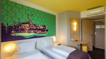 Escritorio, sistema de insonorización, wifi gratis y ropa de cama