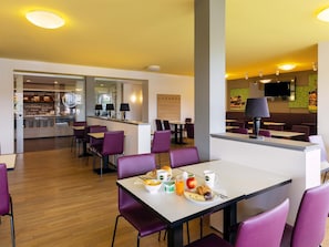 Frukostbuffé varje dag (EUR 13.9 per person)