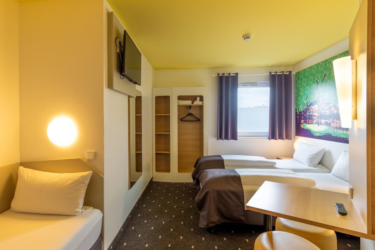 Habitación triple | Escritorio, insonorización, wifi gratis y ropa de cama