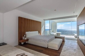 4 chambres, bureau, fer et planche à repasser, lit parapluie