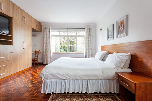 3 bedrooms, desk, iron/ironing board, free WiFi