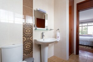 Combined shower/tub, towels, soap, toilet paper