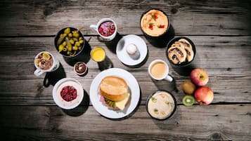 Une variété d’aliments et de fruits disposés sur une table en bois.
