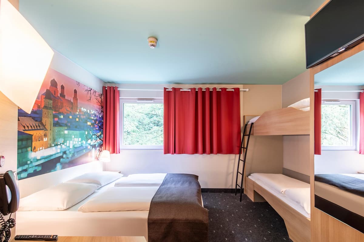Habitació quàdruple | Roba de llit hipoal·lergògena, escriptori, wifi gratuïta i roba de llit