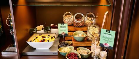 Un buffet proposant une variété de plats et d’ustensiles de service.