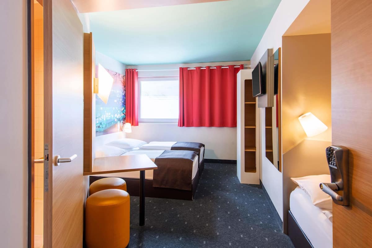 Triple Room | Hypo-allergenic bedding, desk, free WiFi, bed sheets