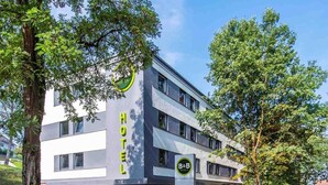 A modern hotel building with a prominent 'HOTEL' sign, a B&B logo, and a clear entrance. - B&B Hotel Passau-West (Passau)