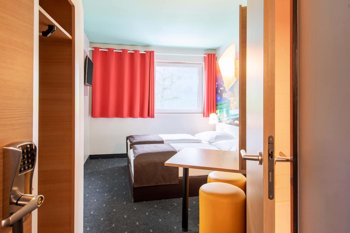 Camera con 2 letti singoli | Biancheria da letto ipoallergenica, una scrivania, Wi-Fi gratuito