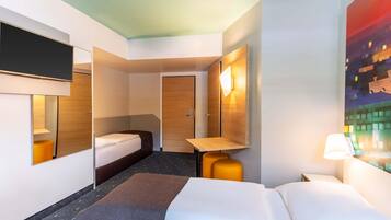 Dreibettzimmer | Allergikerbettwaren, Schreibtisch, kostenloses WLAN, Bettwäsche