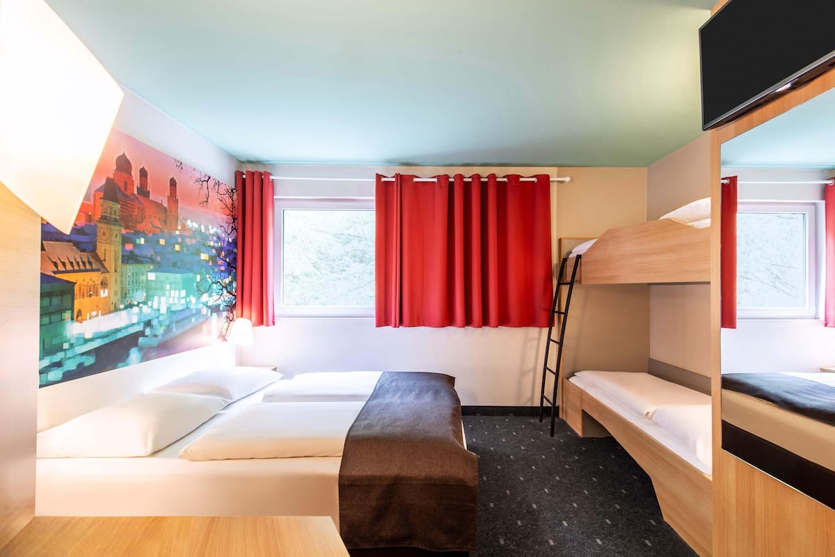 Camera quadrupla | Biancheria da letto ipoallergenica, una scrivania, Wi-Fi gratuito