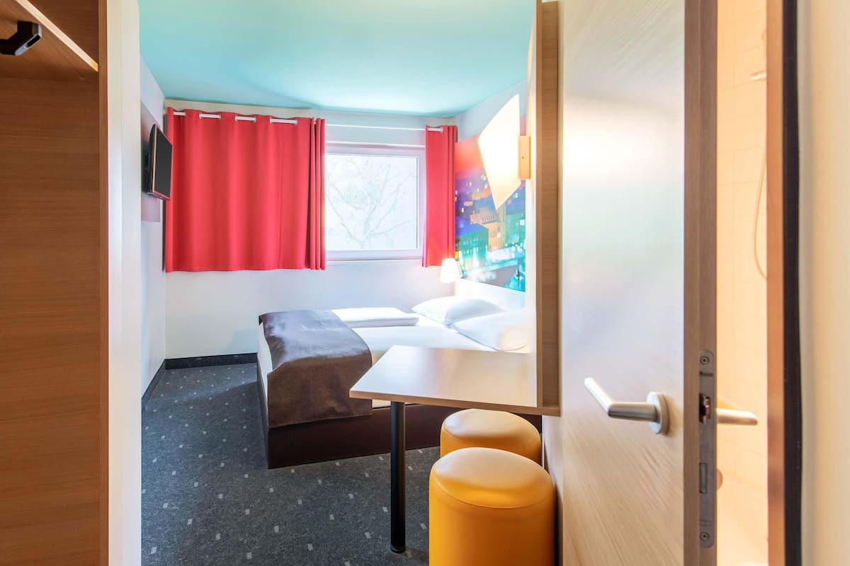 Camera doppia | Biancheria da letto ipoallergenica, una scrivania, Wi-Fi gratuito