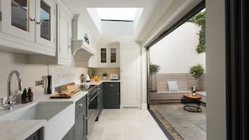 Fridge, oven, stovetop, dishwasher