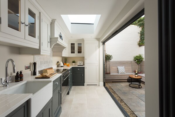 Refrigerador, horno, placa de cocina, lavavajillas