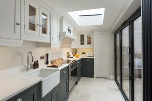 Refrigerador, horno, placa de cocina, lavavajillas