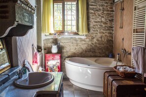 Villa | Bathroom | Combined shower/tub, deep soaking tub, hair dryer, bidet