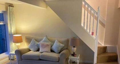 1 Bed House - Central, Free Parking, Wifi