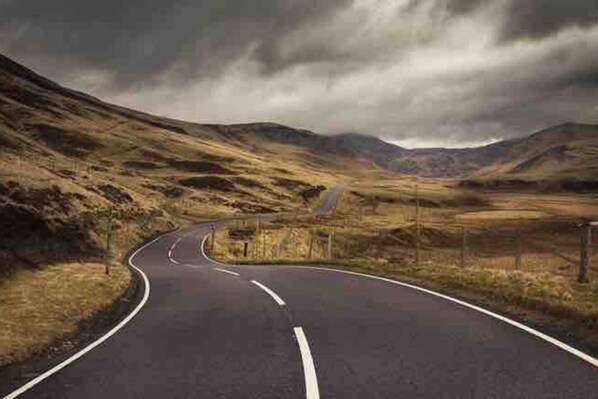 A winding road in a hilly landscape. - 1 Bed House - Central, Free Parking, Wifi (Stirling)