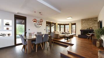 Villa, 4 Bedrooms, Private Pool, Mountain View | In-room dining