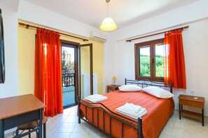 4 bedrooms, iron/ironing board, free WiFi, bed sheets