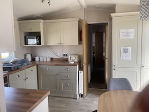 Hytte, flere senger | Eget kjøkken | Kjøleskap, mikrobølgeovn, ovn og kokeplater