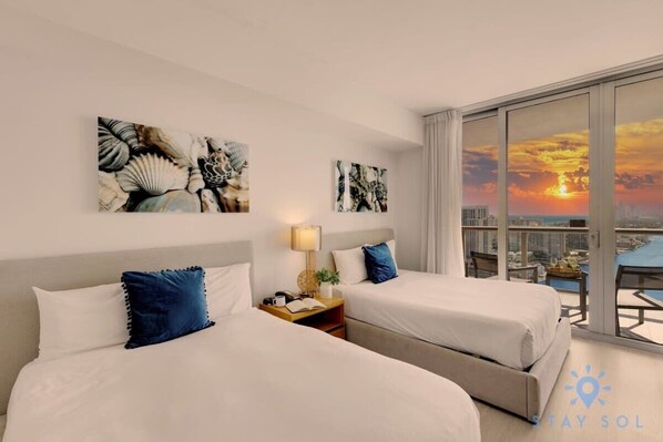 Desk, iron/ironing board, travel crib, WiFi - Upper Apartment + Pool + Gym + Amazing view (Hallandale Beach)