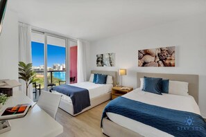 Skrivebord, strykejern/-brett, reiseseng for barn og wi-fi