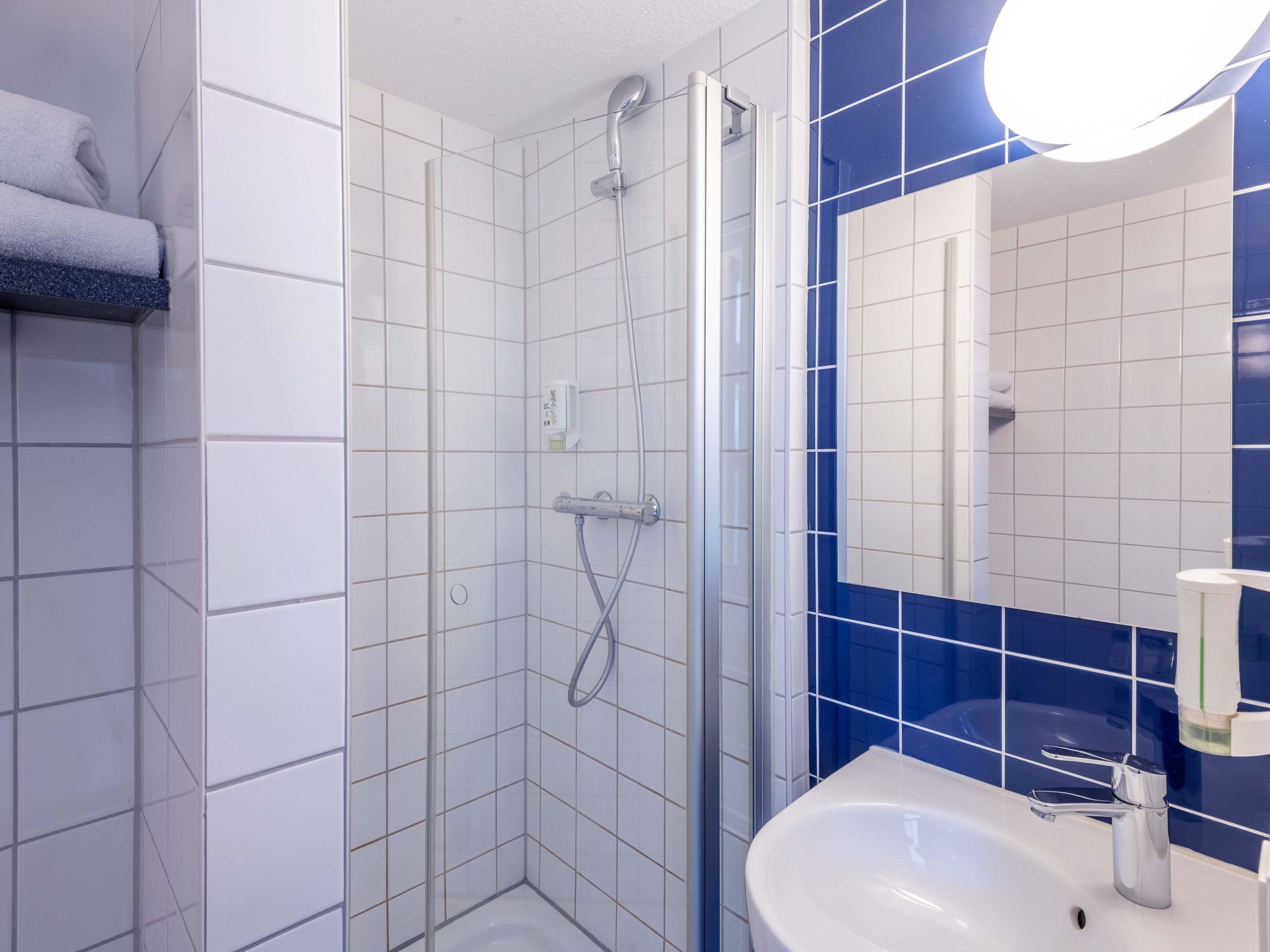 Dusche, Haartrockner, Seife, Shampoo