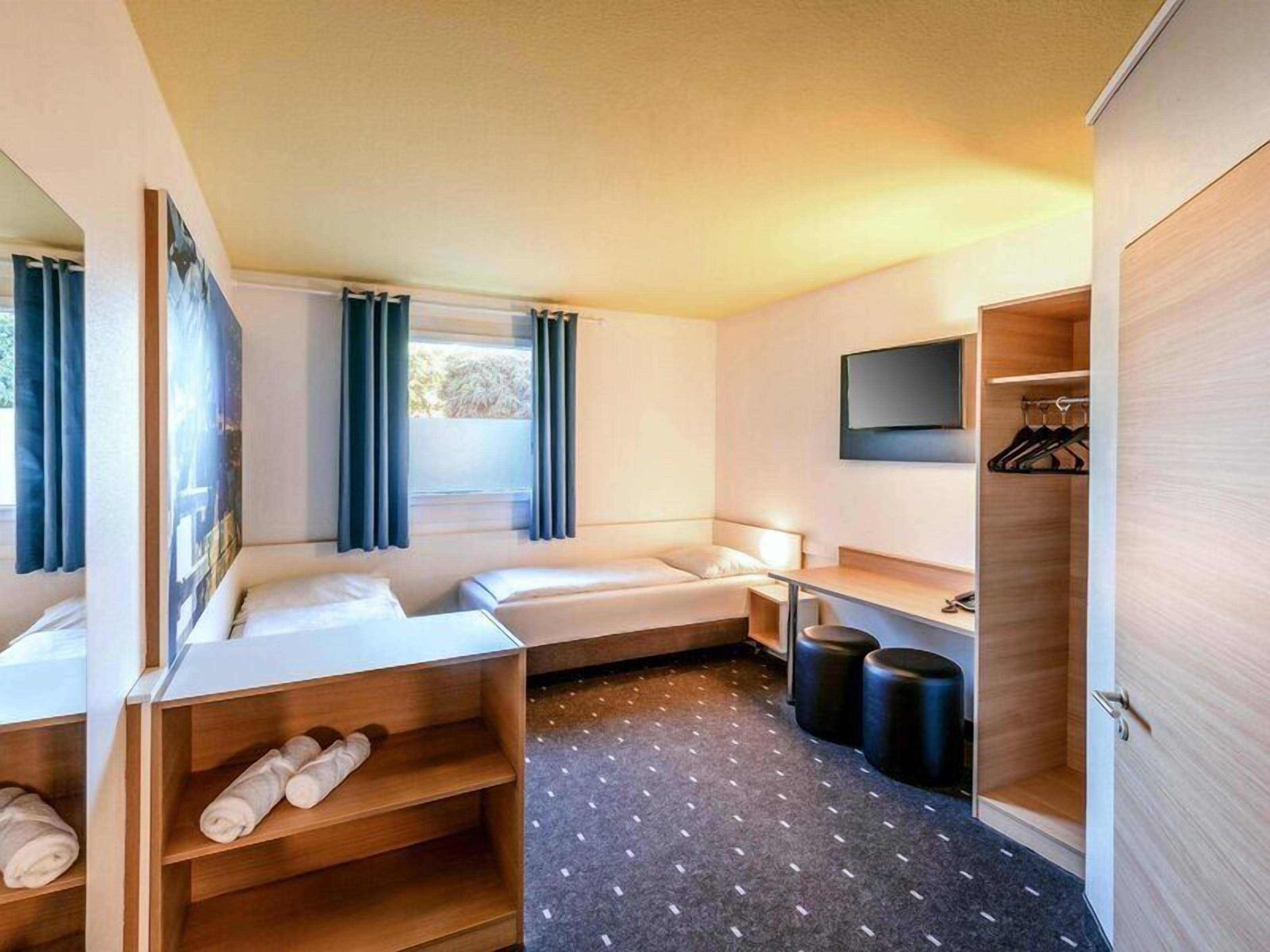 Allergikerbettwaren, Schreibtisch, schallisolierte Zimmer