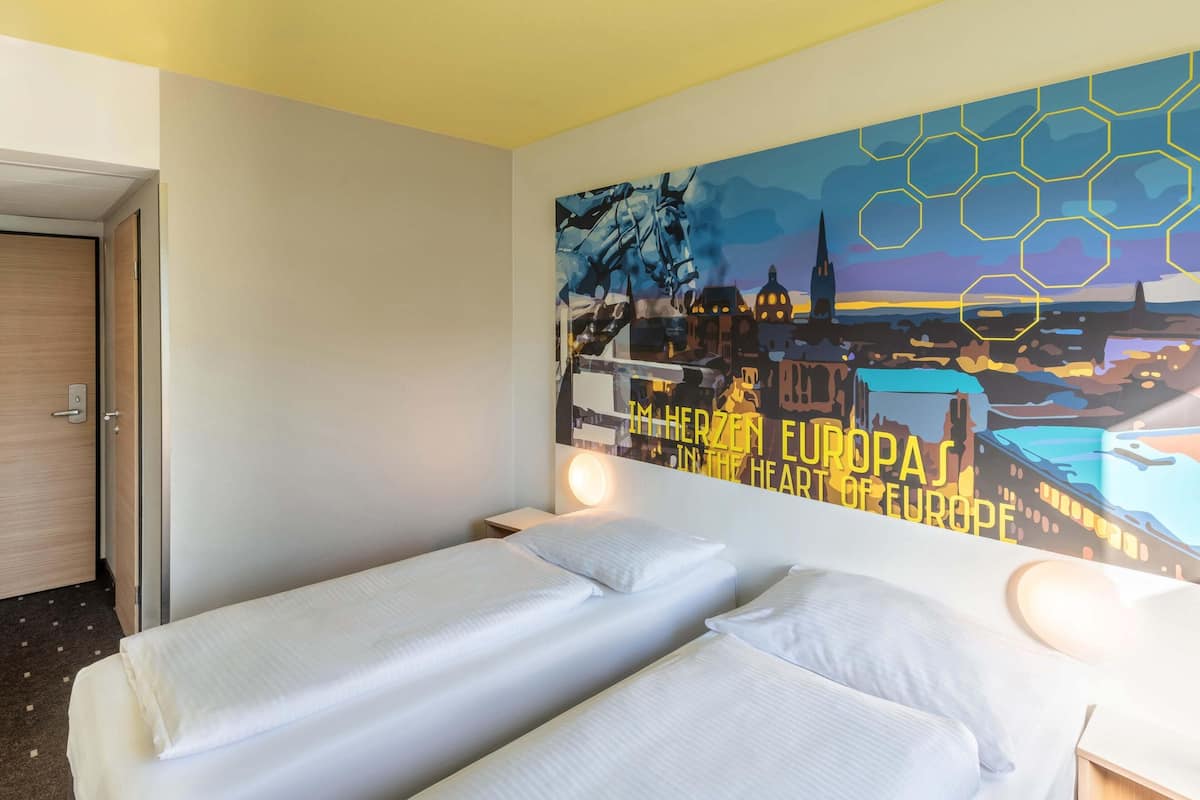 Hypo-allergenic bedding, desk, soundproofing, free WiFi