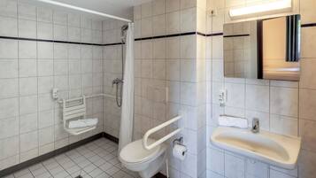 Ein modernes Badezimmer mit Dusche, Toilette und Waschbecken.