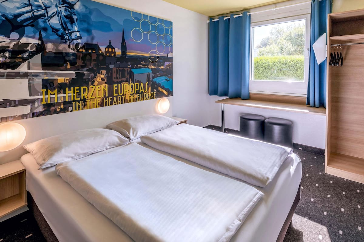 Hypo-allergenic bedding, desk, soundproofing, free WiFi